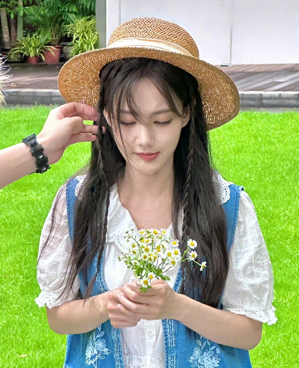 李一桐拍外景不需要滤镜,脸上的痣都能看到,皮肤状态特别白皙细腻.