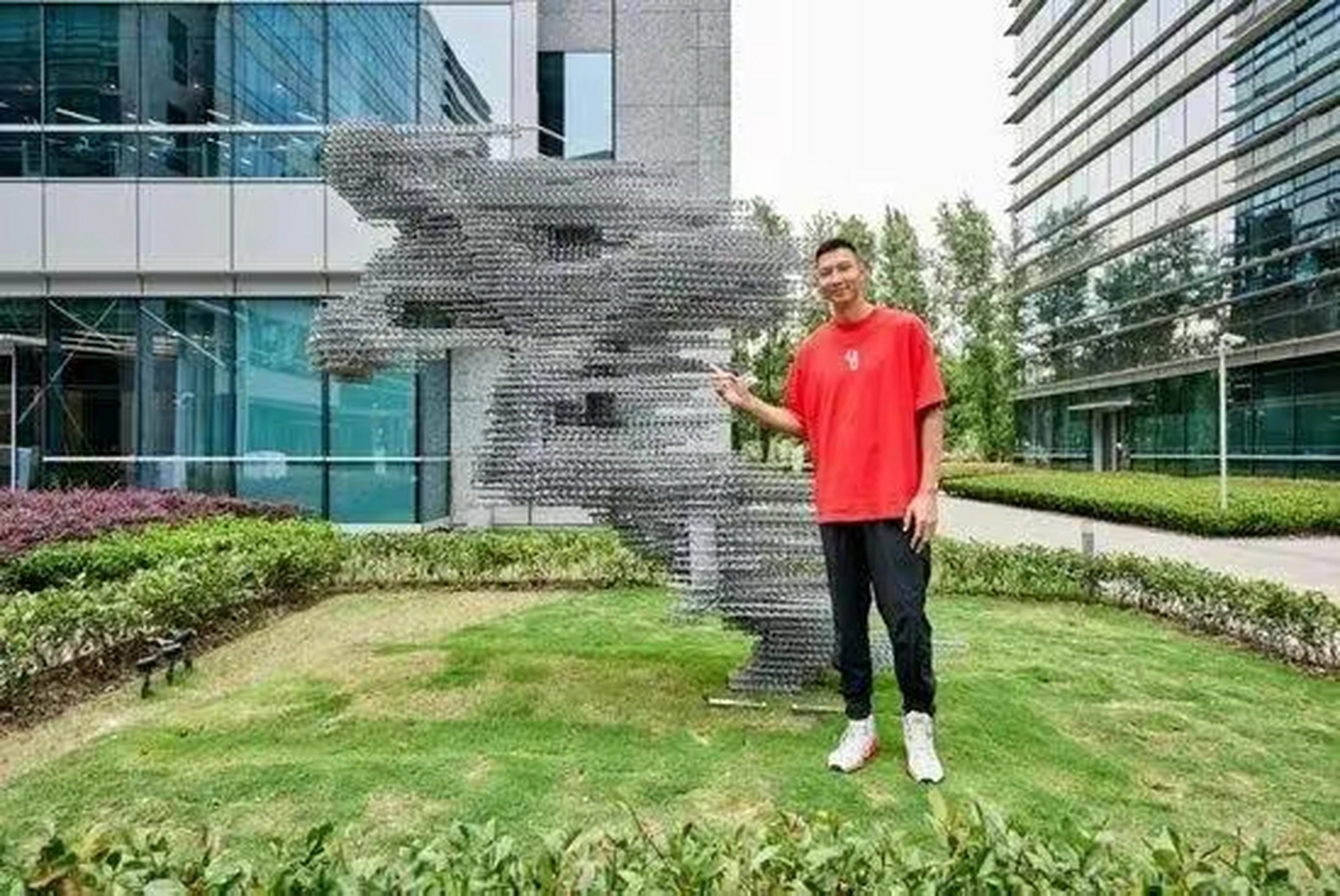 这也是耐克首次以中国球员命名的办公大楼,之前以李娜,刘翔命名过