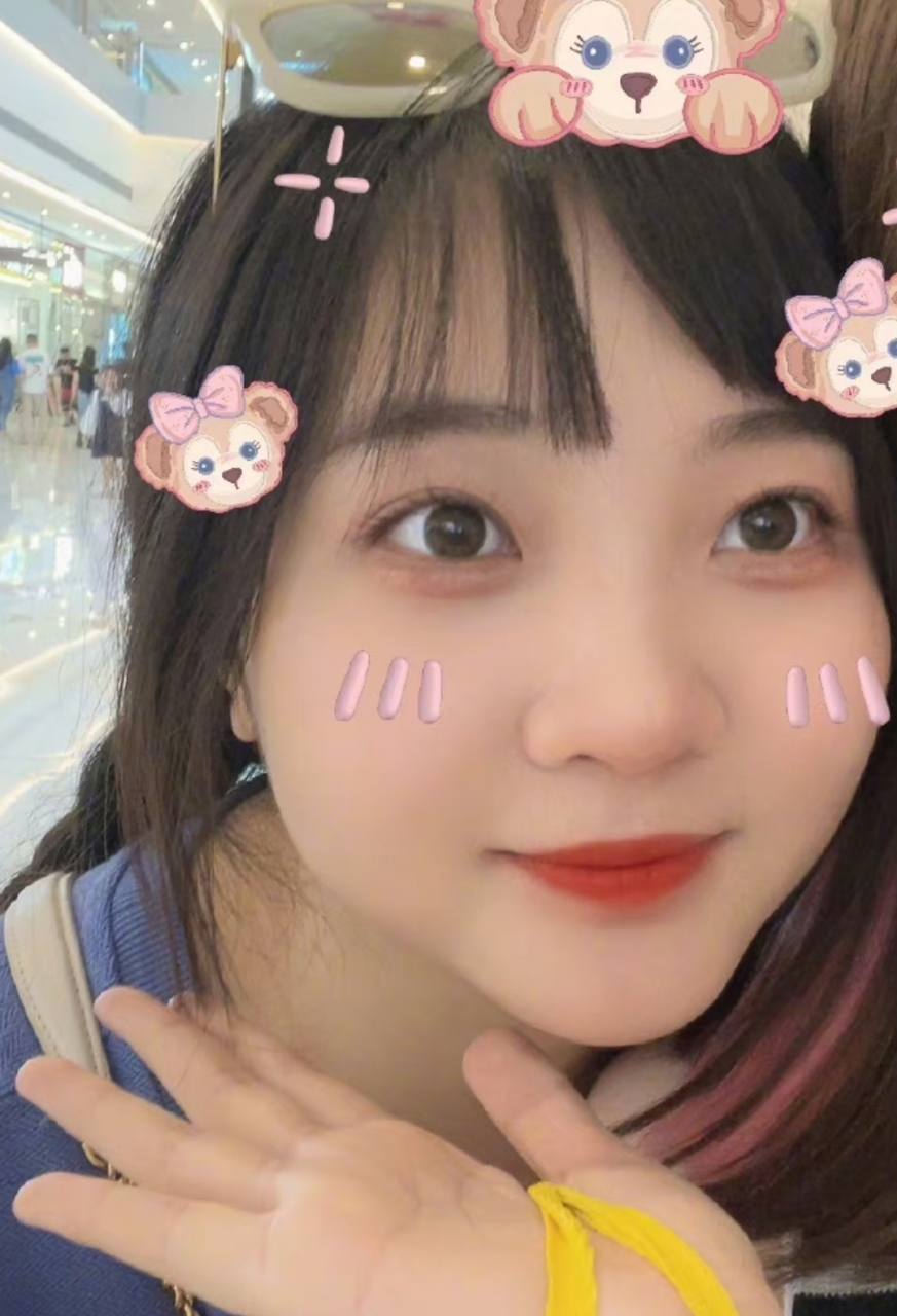 24岁林妙可晒与朋友逛街照,穿着白裙子,披着长发,脸型微胖,在生活里是