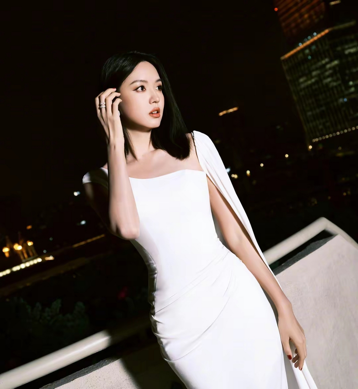 世姐张梓琳,一袭纯白单肩礼服,如诗如画,美不胜收.
