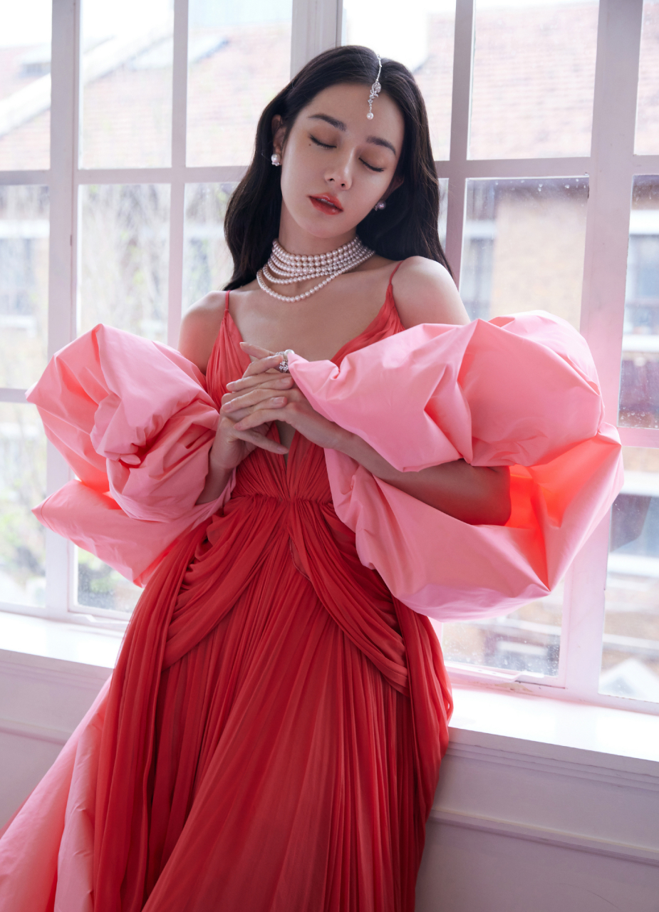 迪丽热巴复古名伶粉色吊带裙