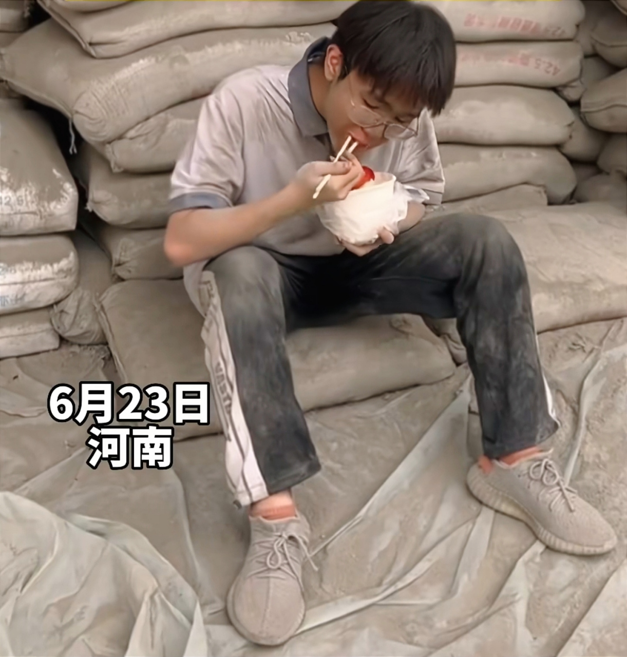 看到一则新闻:男孩无依无靠工地扛水泥供自己上大学.