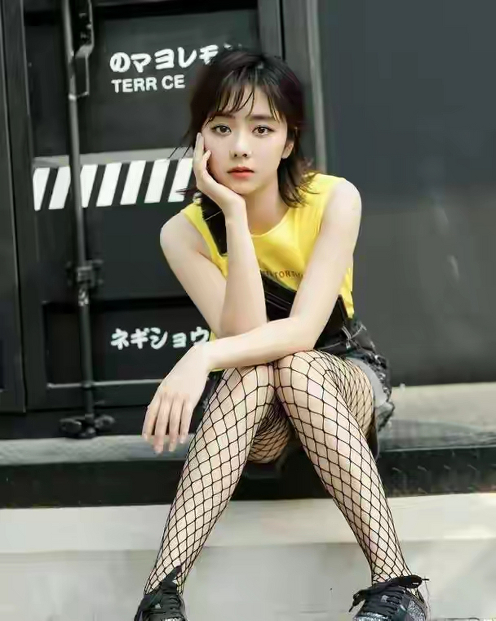 黑色渔网丝袜搭配黄色无袖上衣,谭松韵展示真正的甜美一笑!