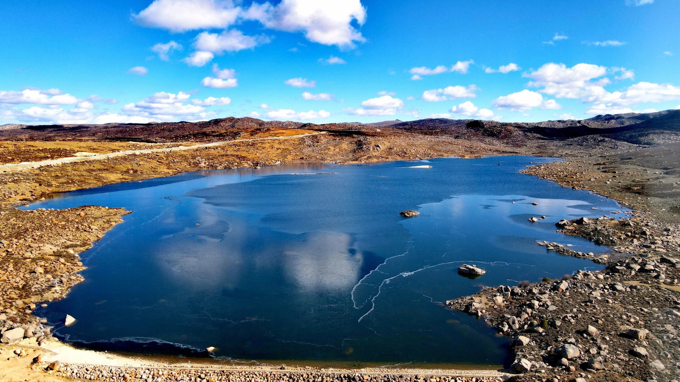 姊妹湖是川藏线上一颗耀眼的明珠,位于巴塘和理塘的中间,海子山自然