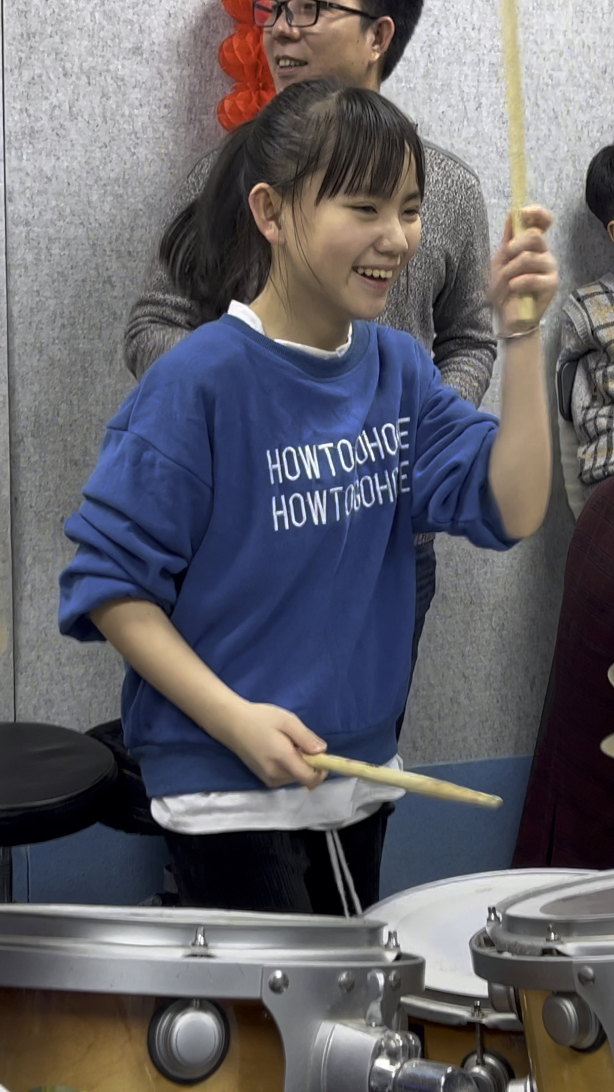 小鼓手妞妞一边打架子鼓一边手舞足蹈这打架子鼓的架势还是第一次见太