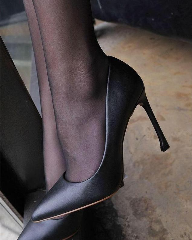 高跟鞋搭配上美足,每一步都走出女神范