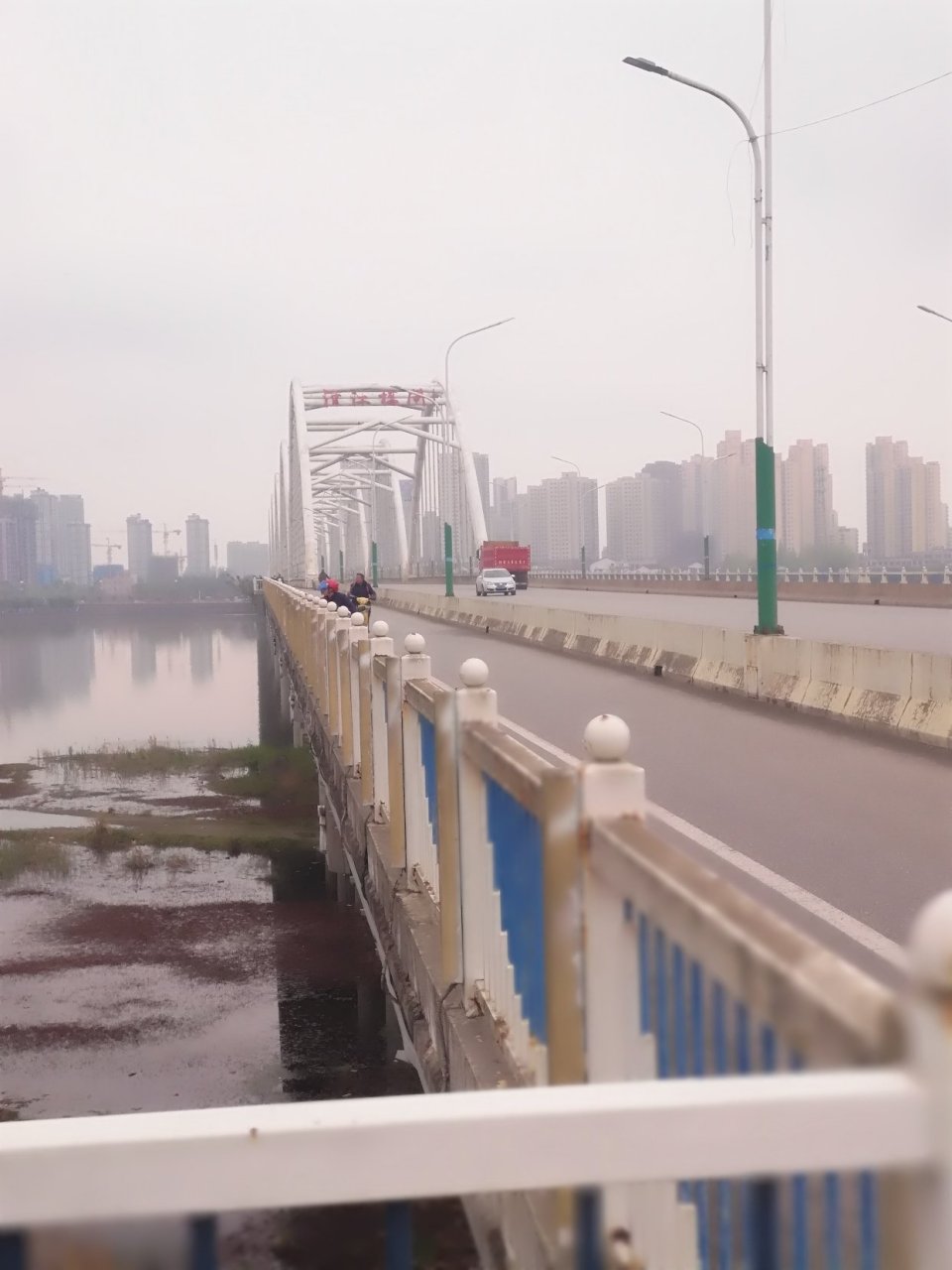 汉江桥闸:也叫三号桥,这座桥每天都有来往的车辆和行人穿梭在这座桥上