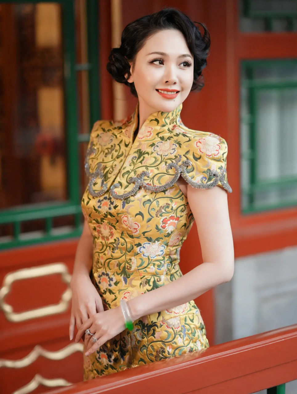 演员程莉莎晒出自己的摆拍造型真是太迷人了,穿着复古黄色刺绣旗袍