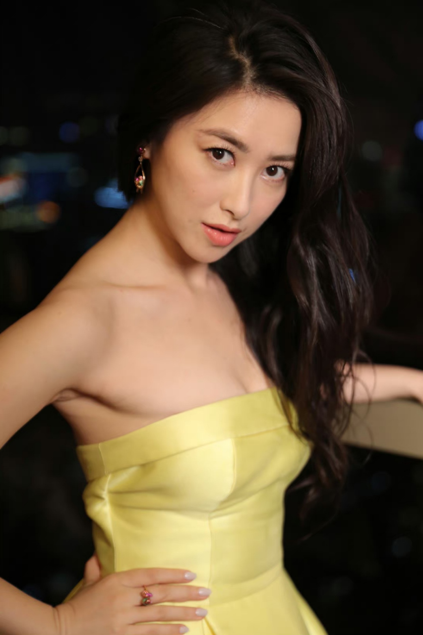 朱珠# 丰腴傲人的事业线,前凸后翘的婀娜身材,甜美优雅,妩媚多姿