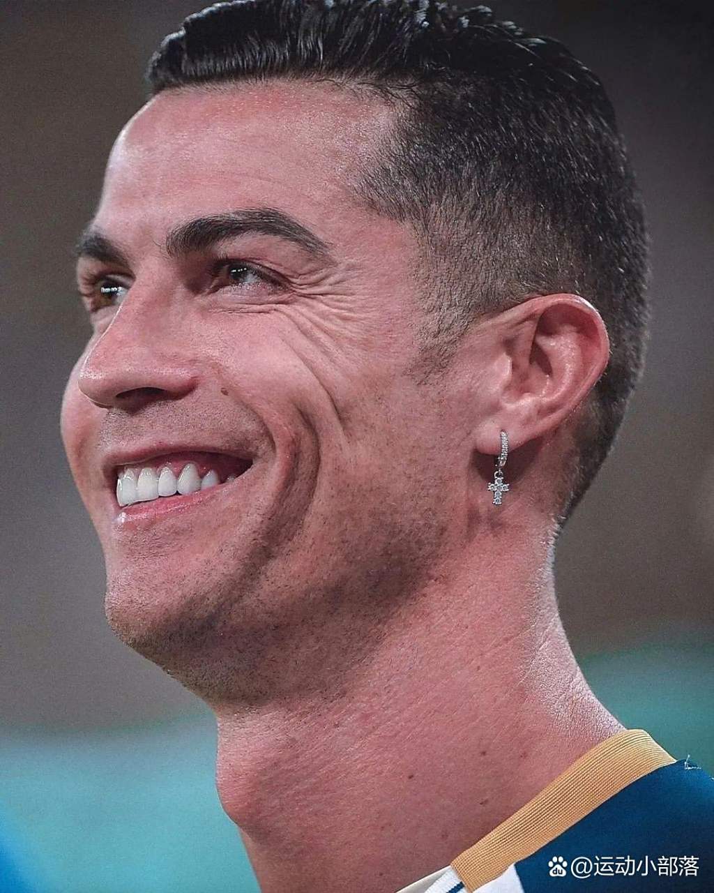 c罗保养得再好,也是长白头发了,但是笑容依旧迷人