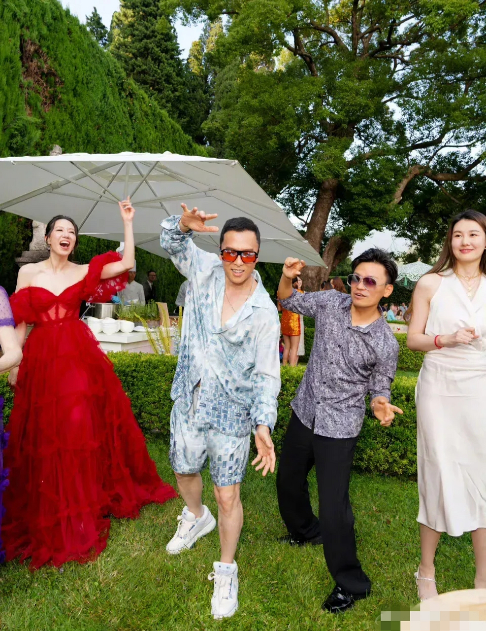 王宝强带女友冯清为甄子丹庆生!难得一见的同框场景,也是罕见的很!