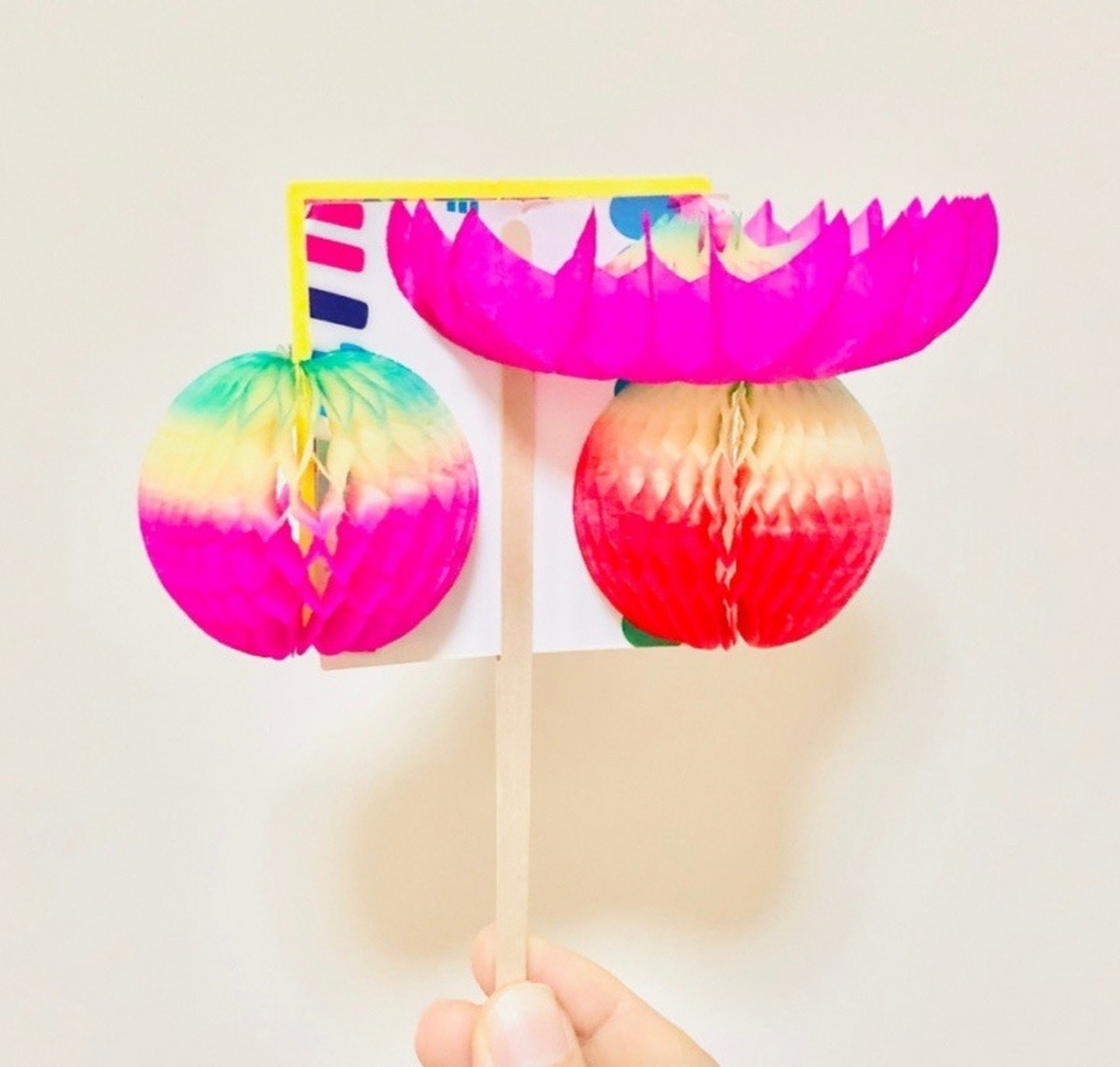 " 传统民间玩具 · 纸翻花 .