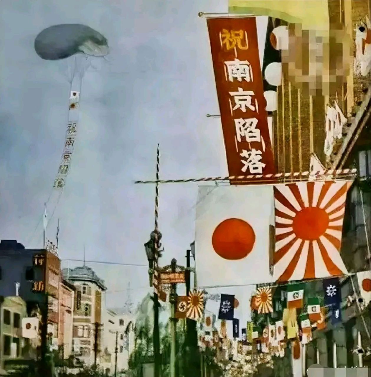 1937年12月13日,南京沦陷,日本东京陷入一片狂欢,到处彩旗飘飘,很多