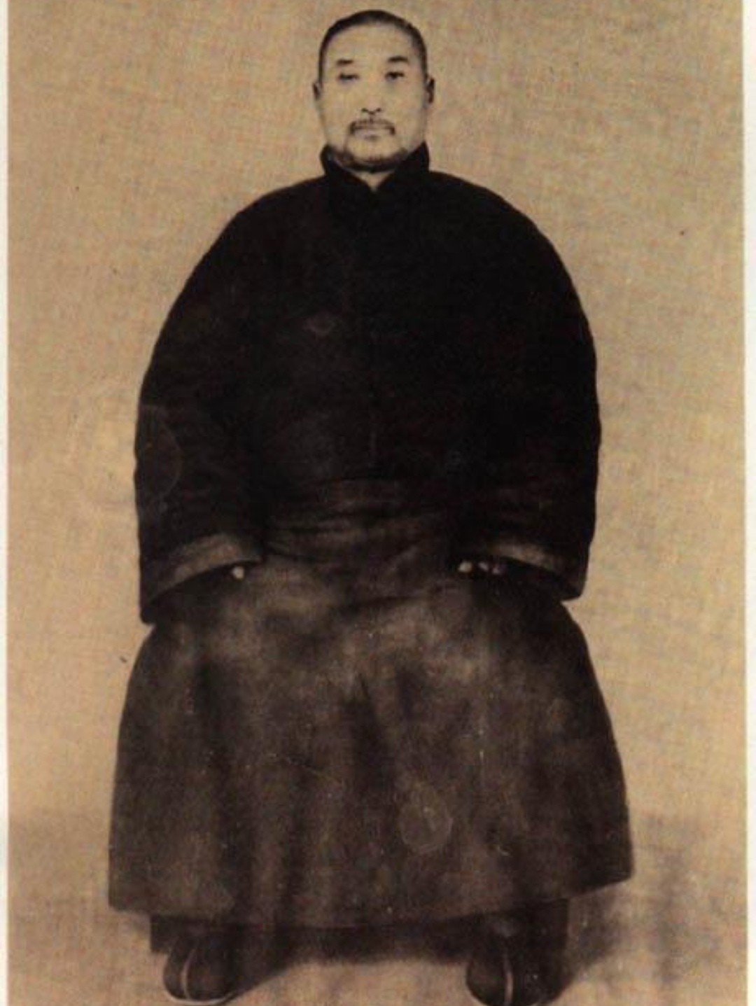 尚云祥在护城河看到一个中年人练拳,刚一搭手就被对方摔出很远