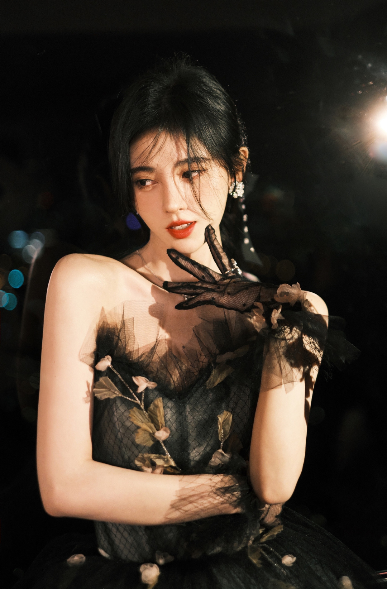 鞠婧祎写真,一袭浅黑纱裙,神秘复古,优雅灵动