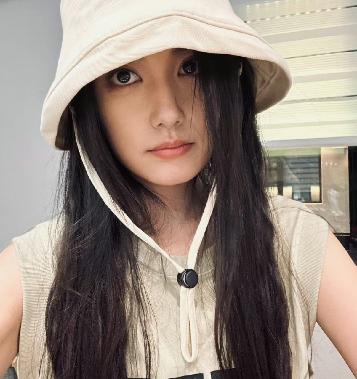 蒋依依戴着渔夫帽自拍,她自己化的妆太浓了,眉型那么粗,眼睛也涂了小