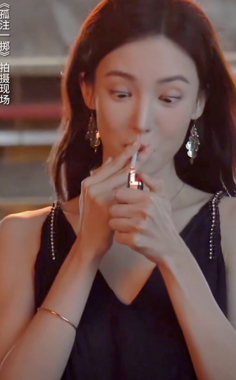 《孤注一掷》金晨这吸烟的动作,小表情令人惊讶 #金晨孤注一掷
