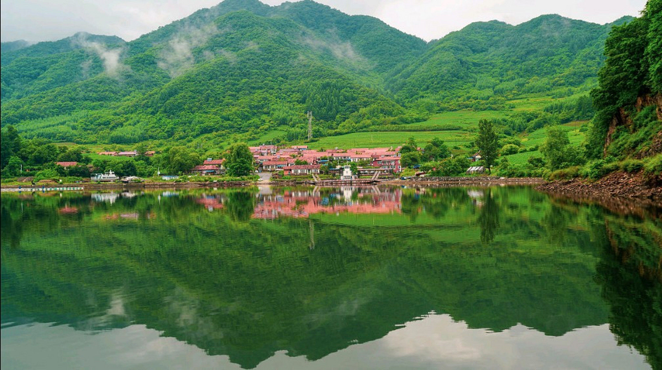青山湖景区位于杭州市临安区青山镇,是临安第一景,也是临安新十景之一