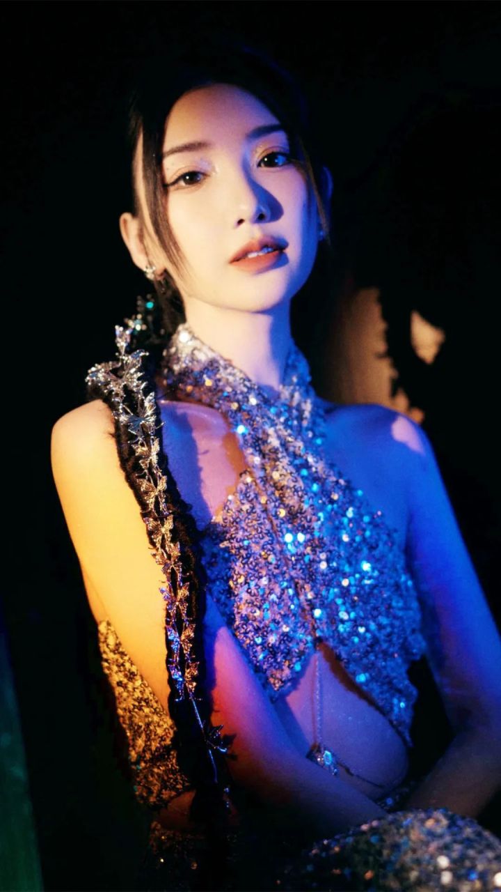 毛晓彤在gq红毯上展现了超长的蛇蝎辫造型,搭配上一身闪亮的礼裙.