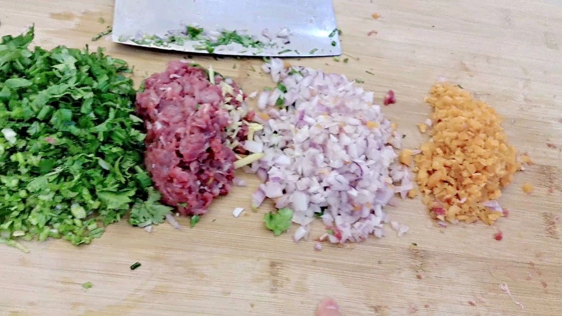 夏天吃洋葱肉馅饼,营养丰富口感不错,老人小孩都喜欢