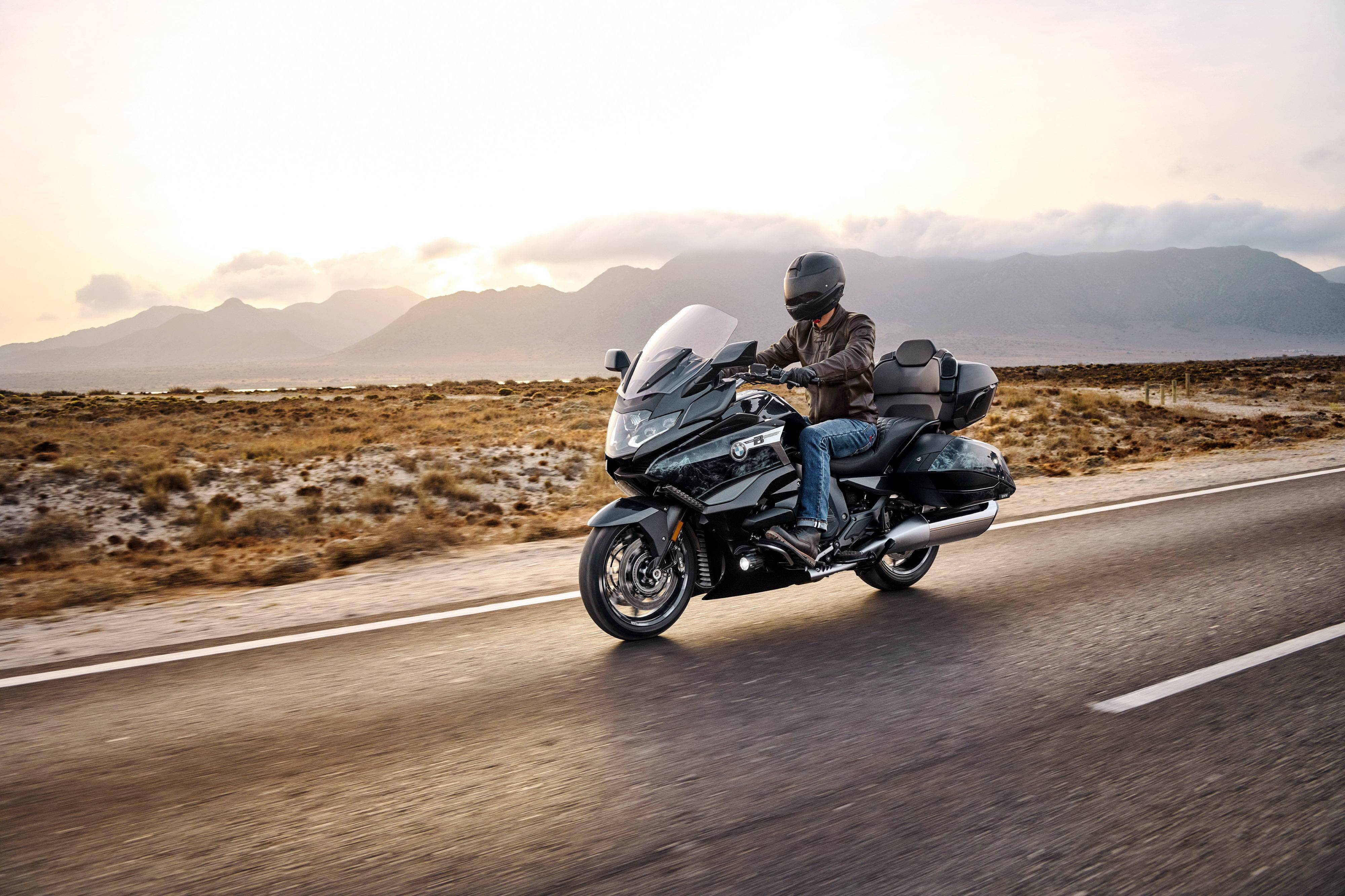 喜欢摩托车的小伙伴也会开上自己心爱的摩托车去远方看一看