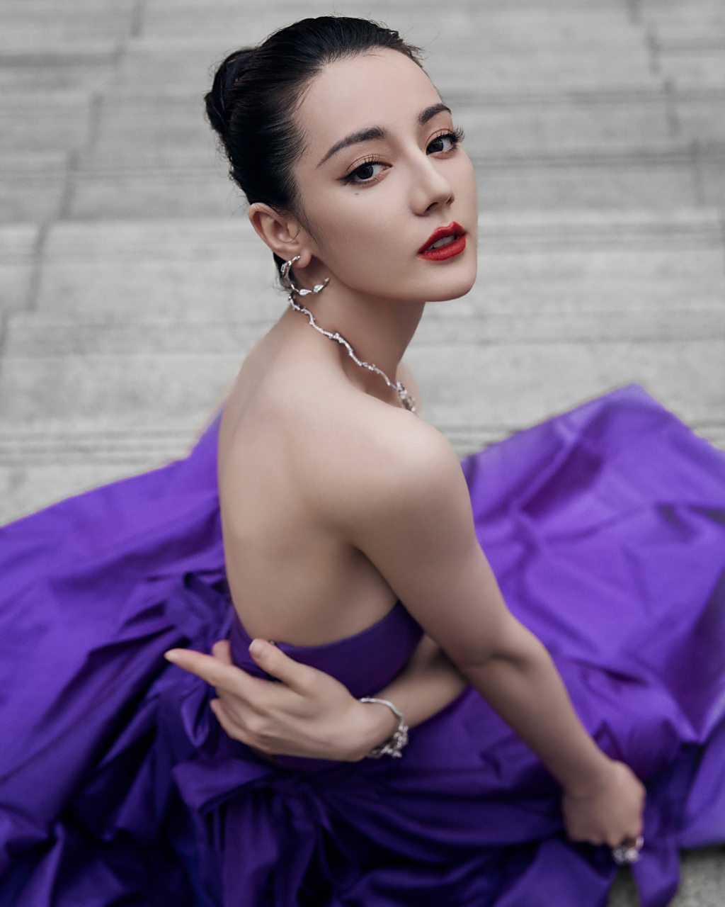 voguefilm之夜,一袭紫色抹胸长裙,佩戴钻石玫瑰珠宝,明艳照人的女明星