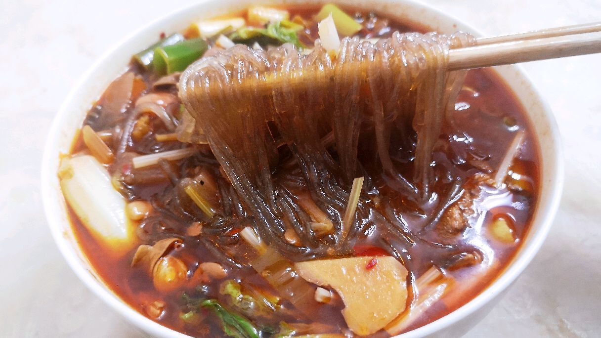 大厨教你鸡杂烧粉条正确做法,酸辣爽口,比酸辣粉好吃,味道超赞