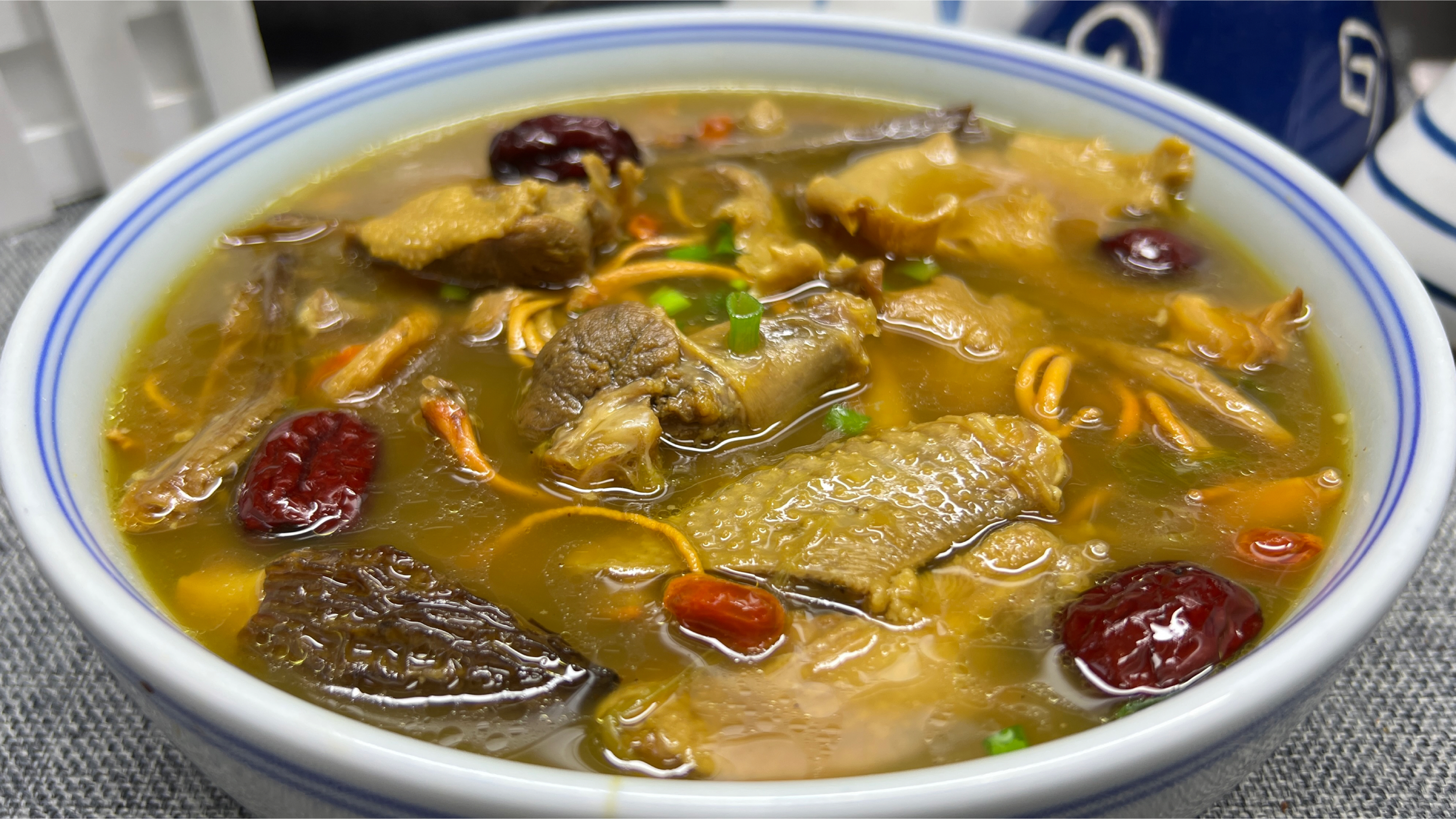 炖鸽子汤,直接下锅炖是大错,大厨教你一招,汤鲜肉香,营养翻倍