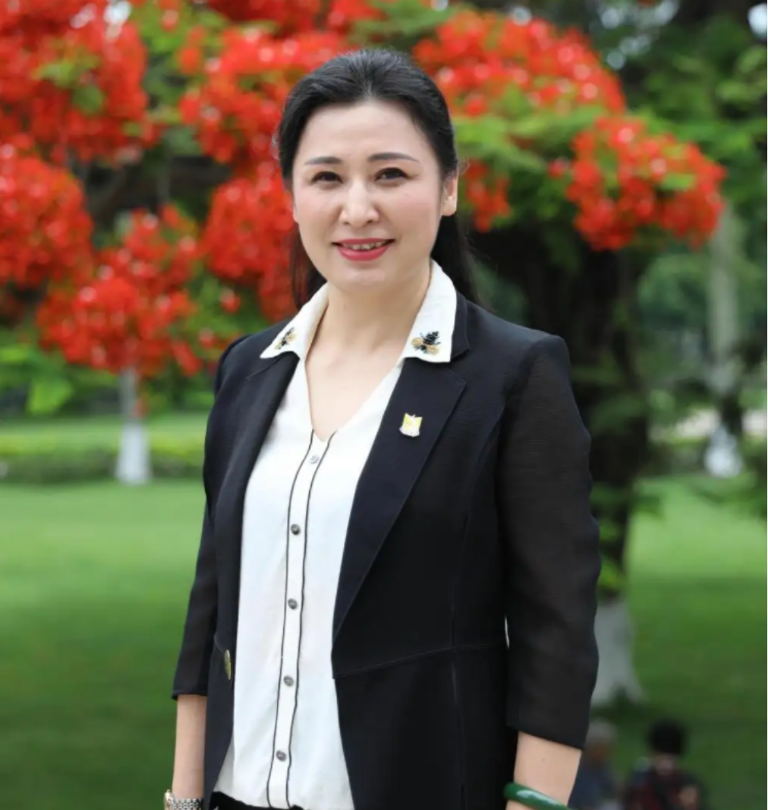 姜虹校长是一个典型的女性领袖,她的成功与努力不仅是对汕头大学的