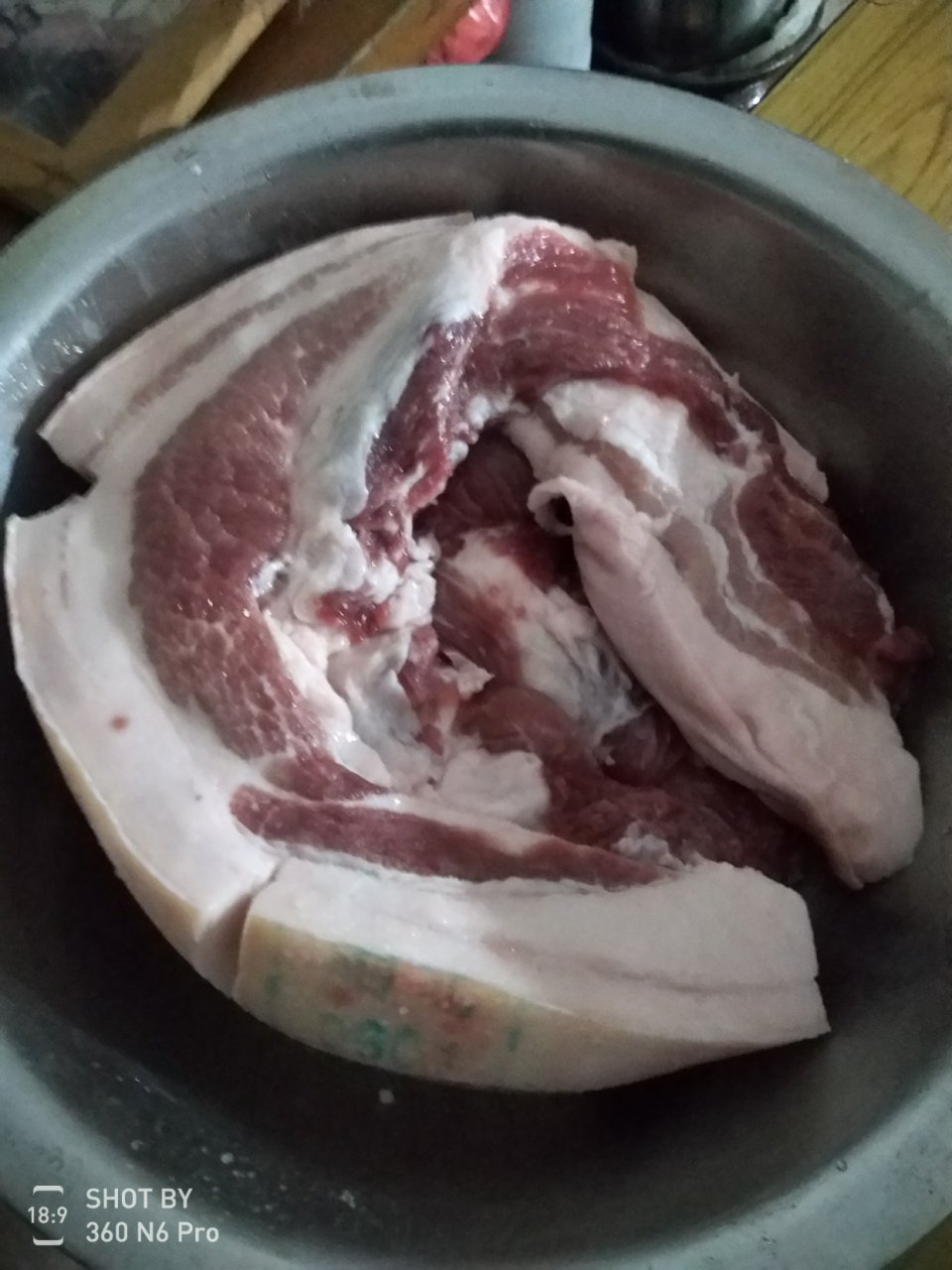 今天我在村头猪肉摊点上购买了8斤肉,单价每斤23.50元.