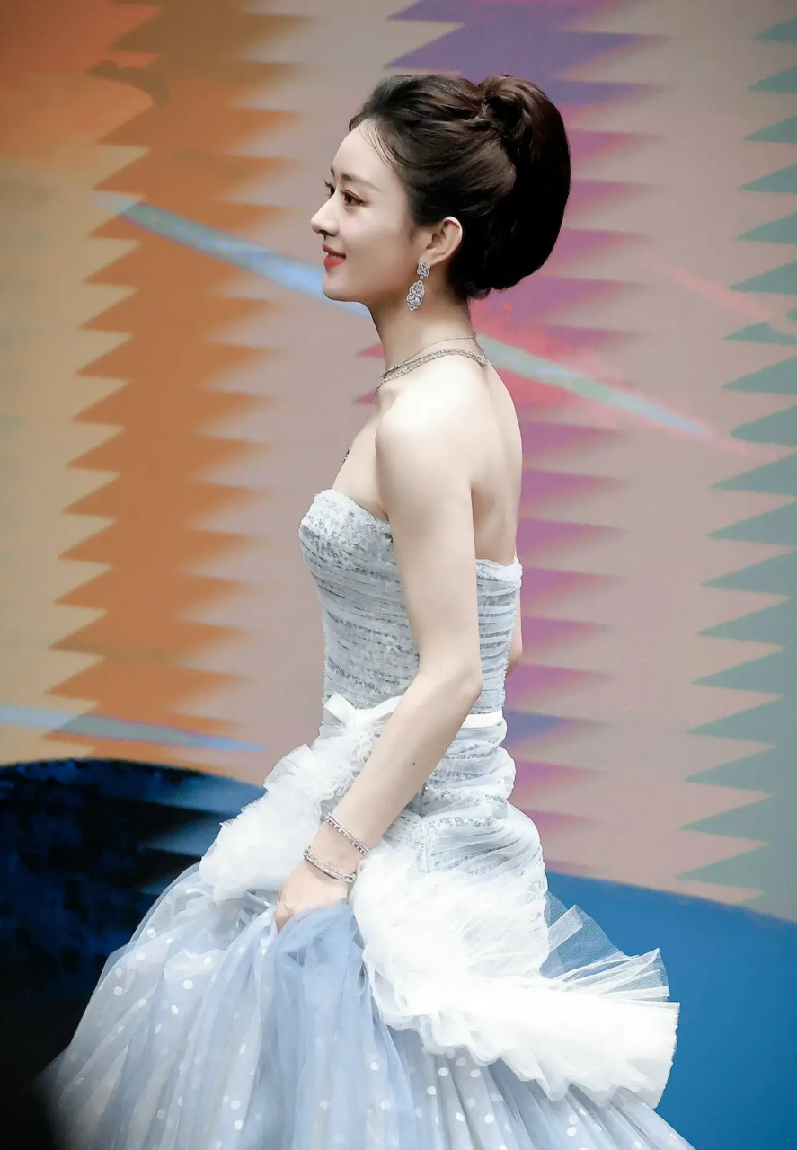 赵丽颖衣品越来越好了,这个银色抹胸礼服裙配盘发造型太美了,大气优雅