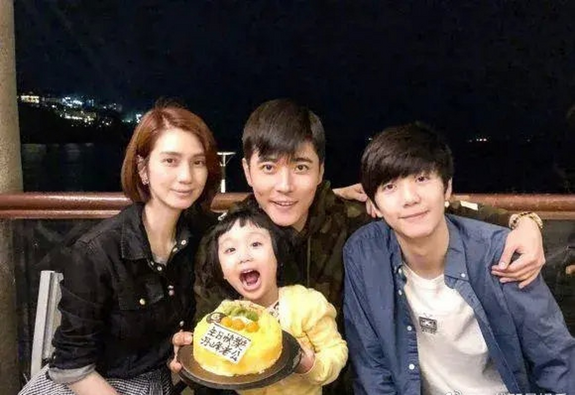 年轻时,喜欢莫少聪,陪着男方进组拍戏,被叫做"跟得夫人",还为他未婚