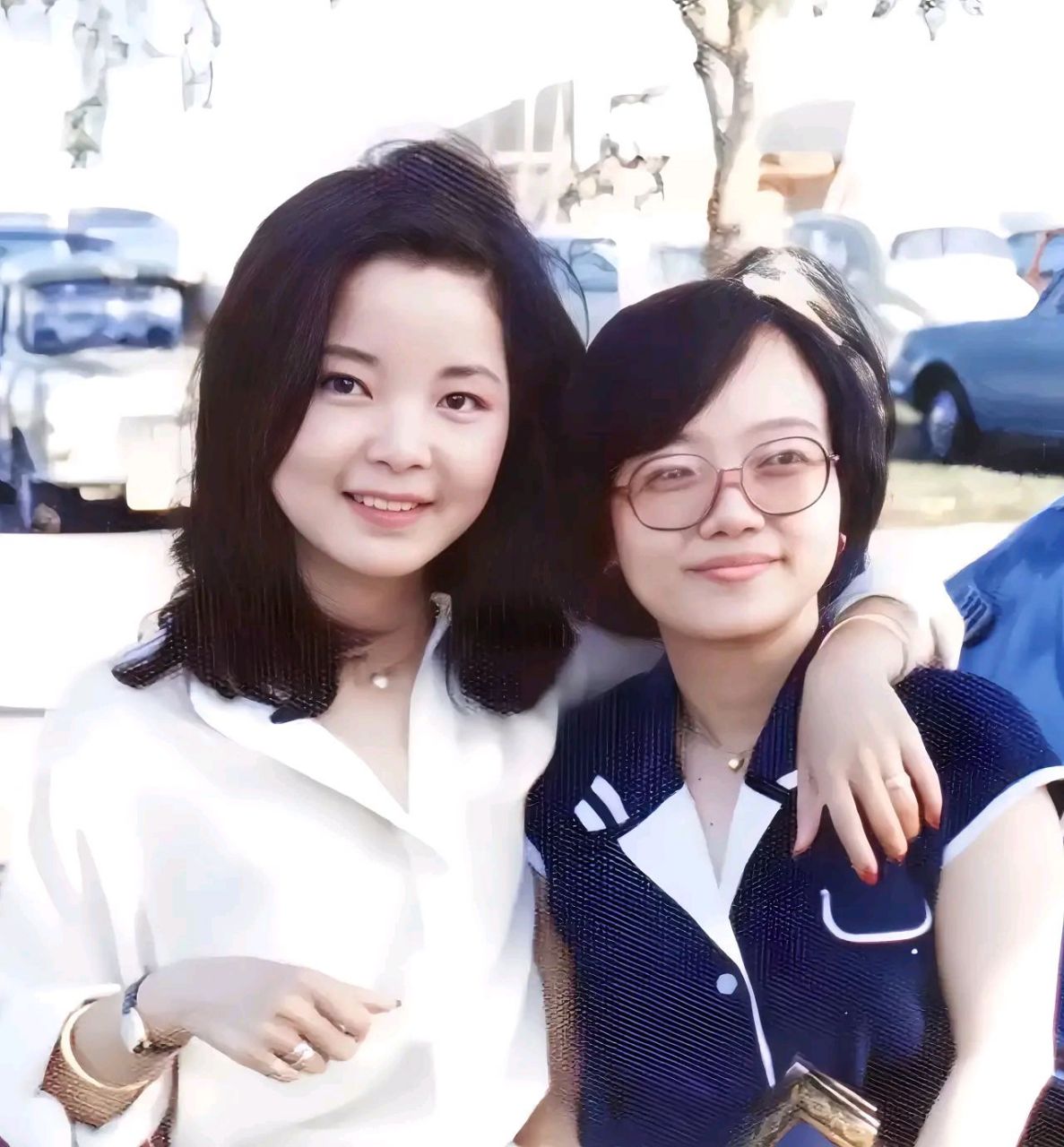 年轻时候的邓丽君和朋友在街边的留影,照片中邓丽君留着一头乌黑披肩