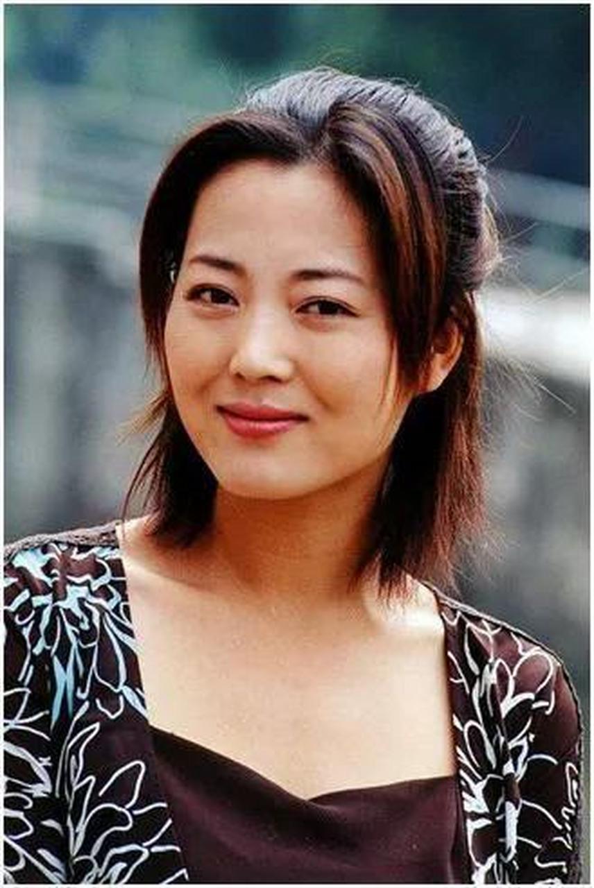 王茜华年轻时真美,可惜后来因为生病了,消化系统出现问题,甲状腺也