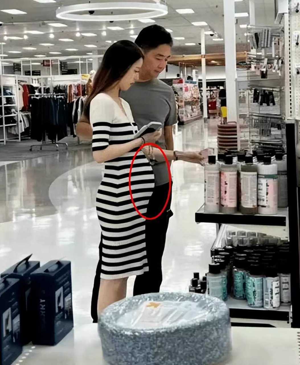 章泽天怀二胎,挺大肚子和东哥逛商场,夫妻牵手十分恩爱  #娱乐#   上