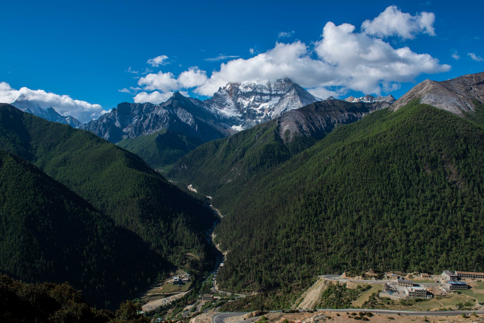 出门旅行,尤其是到川西,西北这种极高山雪峰和广袤无垠的荒原相结合的