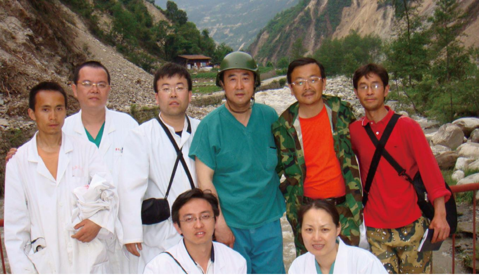 刘中民教授15前年于汶川地震灾难救援缩影