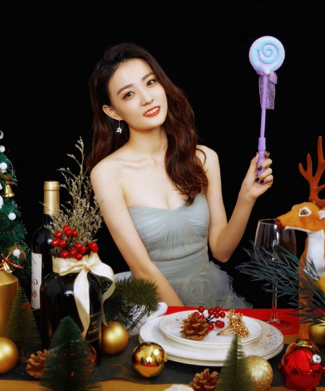 徐璐# 一袭蓝紫色抹胸礼裙,肤白貌美的容颜,俏皮可爱的表情,丰满傲人