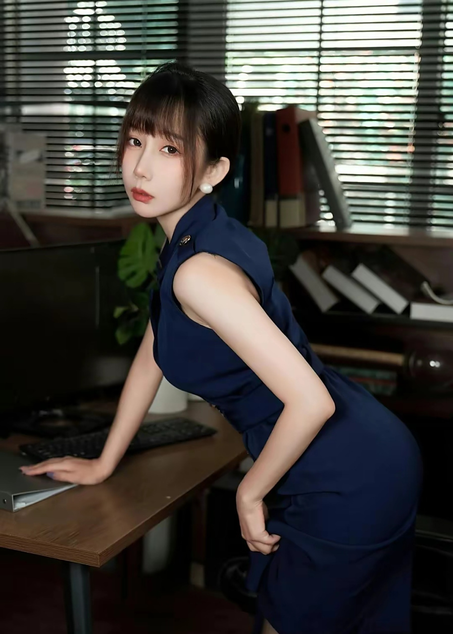 办公室员工通常会穿着正式的蓝色制服,搭配黑色丝袜和高跟鞋.