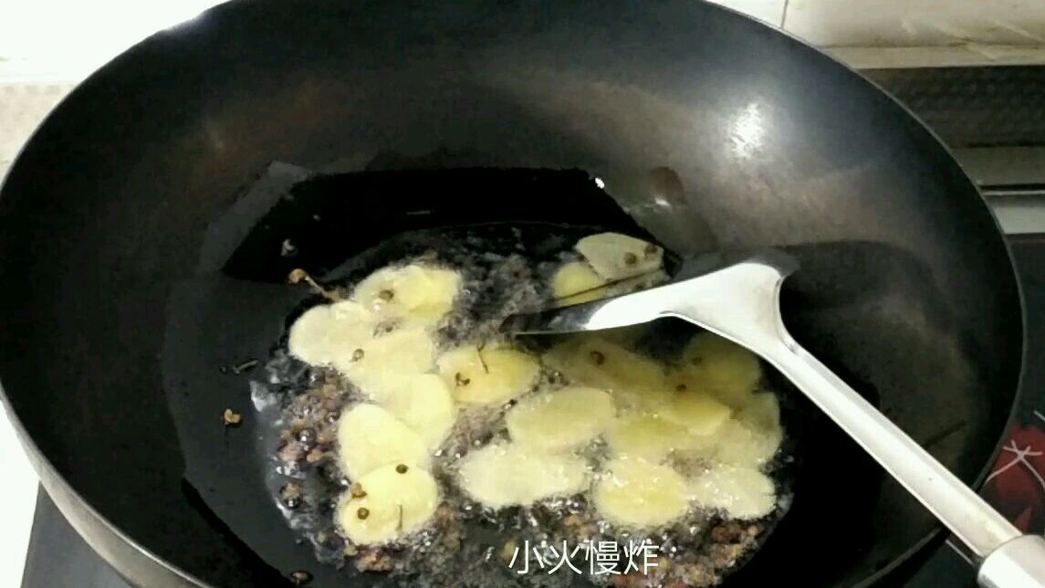 孩子爱吃肉酱面,一次多炸点羊肉酱,可以多吃几天了