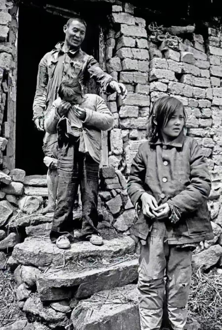 历史老照片 这张照片记录着1991年河南商城一个贫困家庭的生活情景.