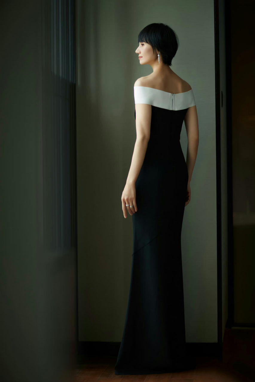 袁泉今晚华表奖颁奖典礼造型,简洁优雅的黑白礼服,凭借《中国机长》