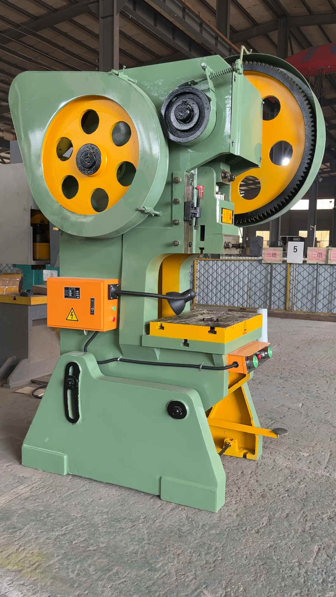 40t冲床厂家车间实拍荣威智能装备