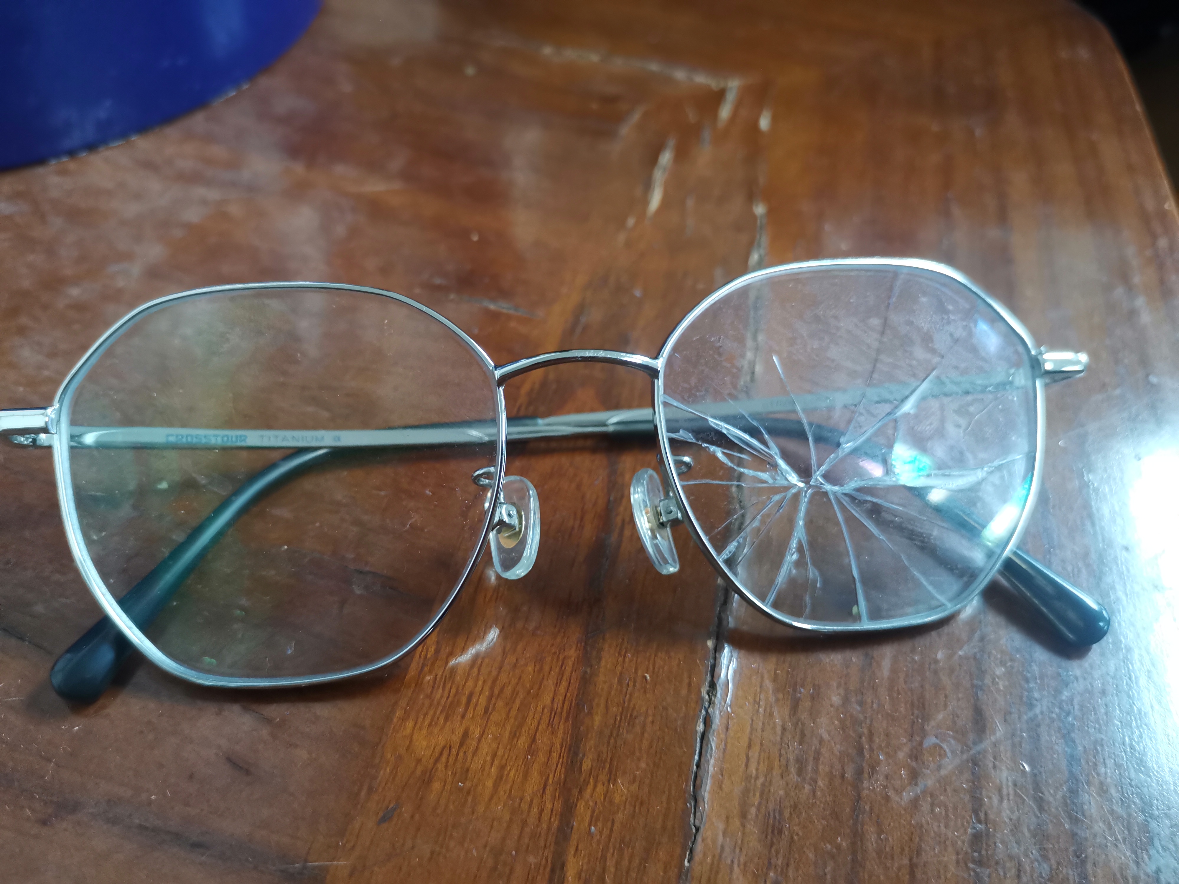 眼镜片碎了,幸好眼睛没什么大碍.