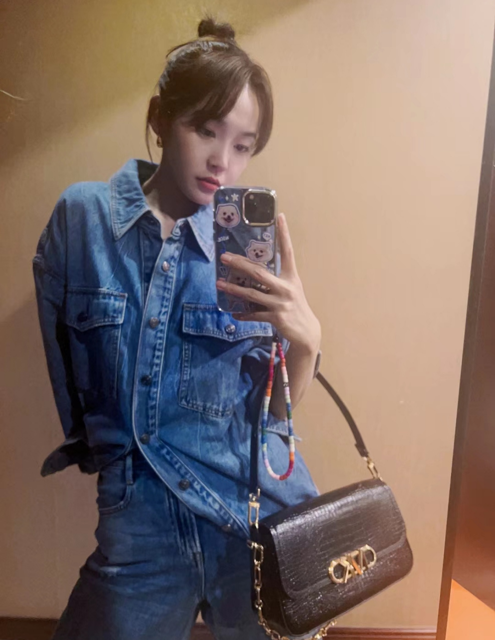 张佳宁的自拍太有生活气息,对镜头比心笑容可爱,脚上已经换上夏天的