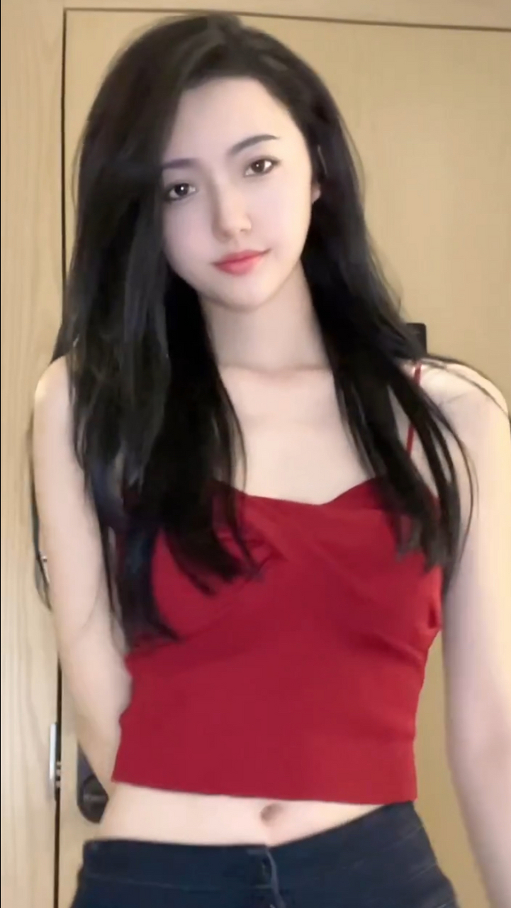 在日常生活中的王薇,也是一位可爱的美女,还有一条迷人的小美腰.