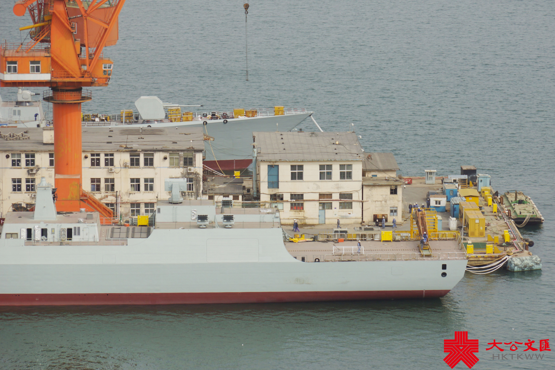 第27,28艘052d型导弹驱逐舰下水,这饺子下的有点快  同一船坞内,还有3