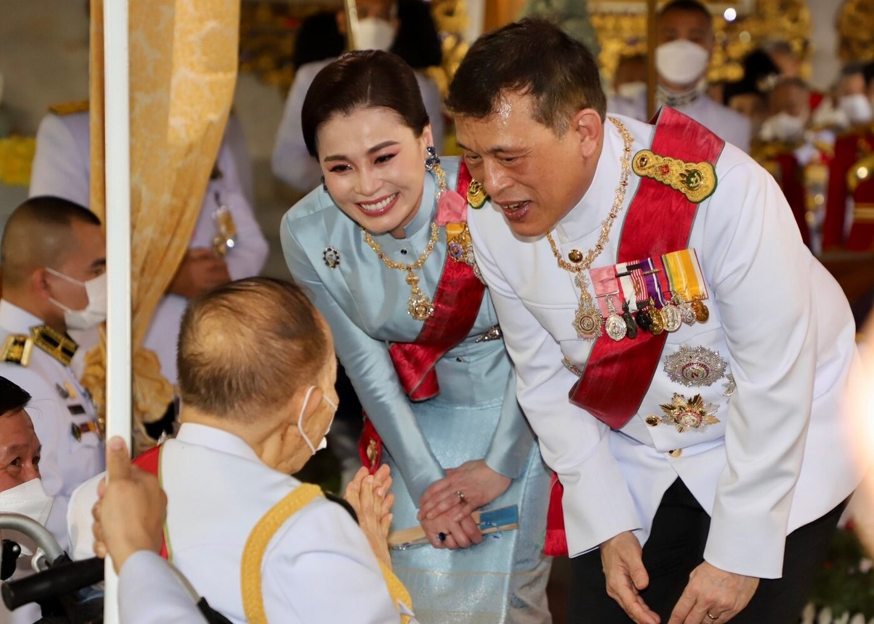 苏提达王后真是人逢喜事精神爽,承认和泰王"有个孩子"后,出席活动嘴角