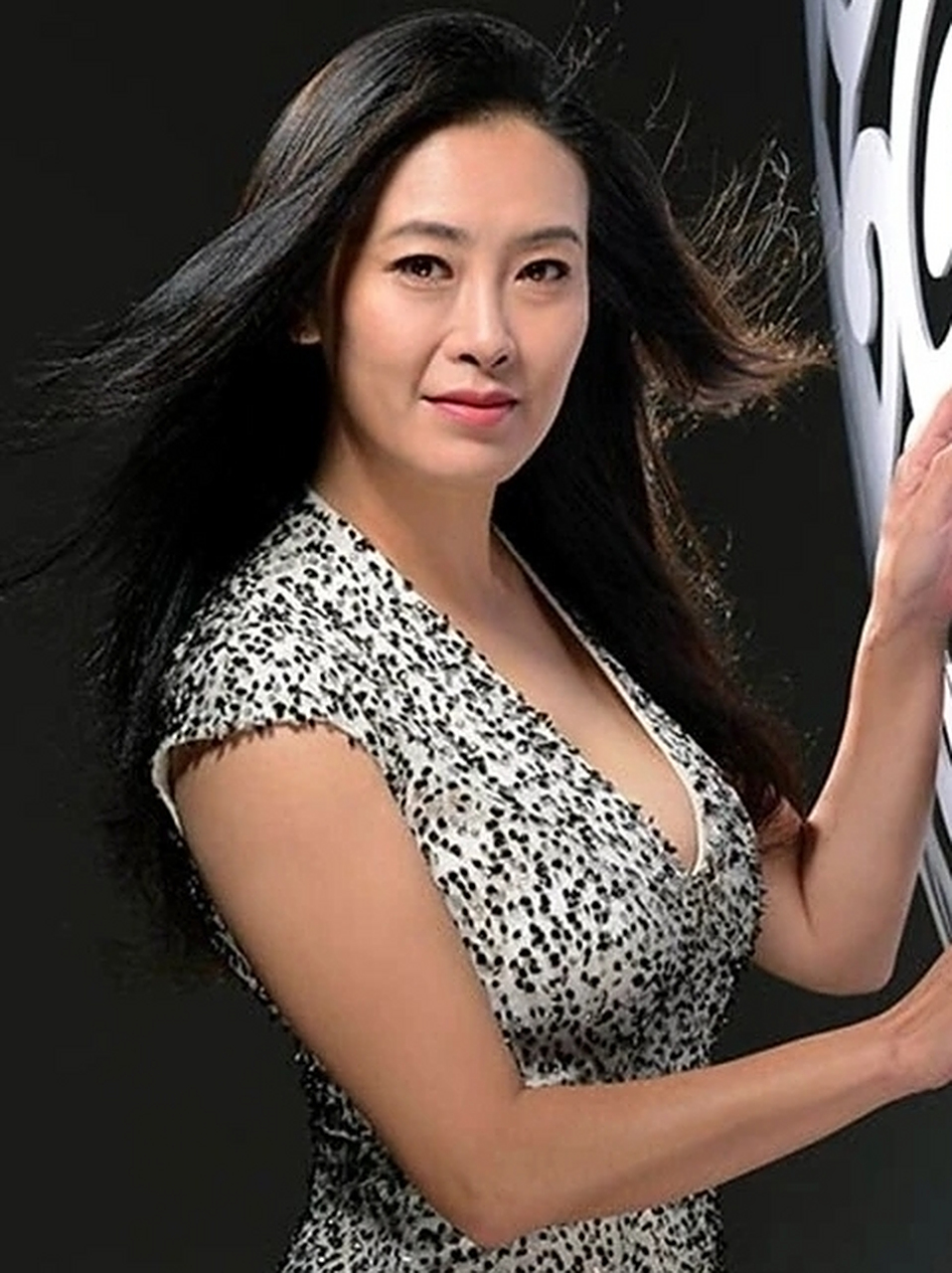 可是贾妮有个称号,就是"中国十大悲情女演员"之一,可想而知她的表演