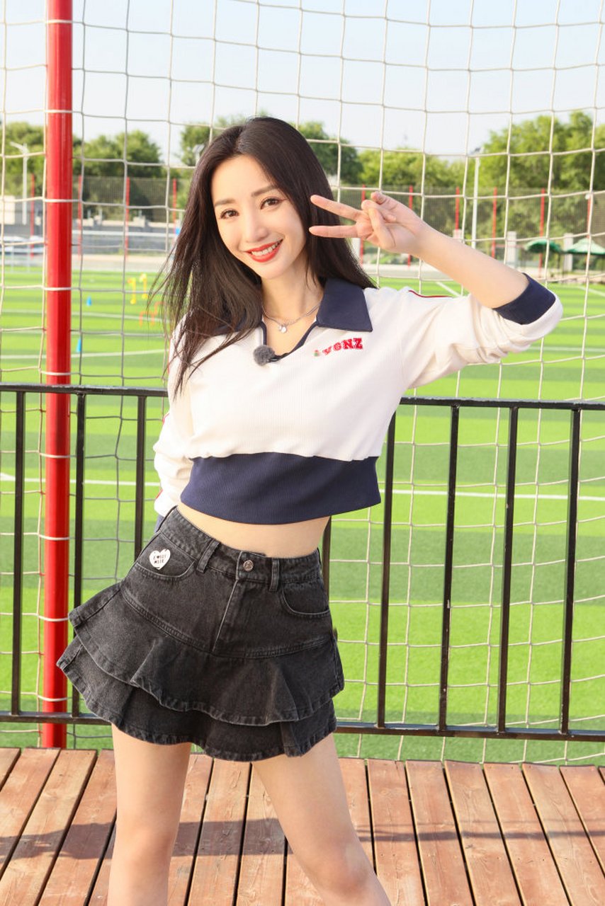 柳岩减龄活力美搭, 身穿超短款牛仔半身裙, 搭配运动款上衣, 脚上穿了